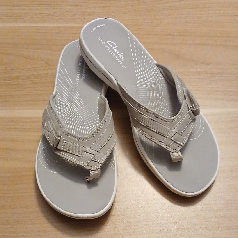 Clarks "Cloudsteppers" Breeze Beige Flip Flop Sandals in 8M